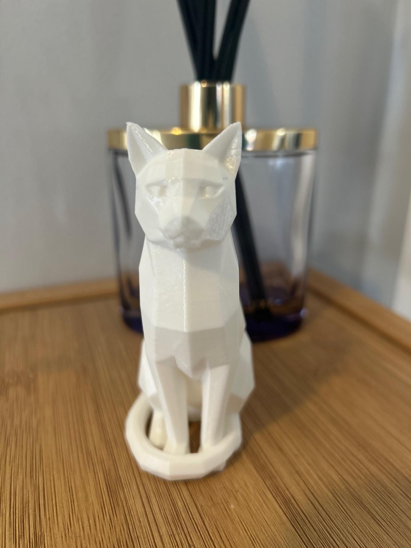 3D Printed Geometric Cat Figurine | Minimalist Low-Poly Sculpture, Modern Home Décor Ornament