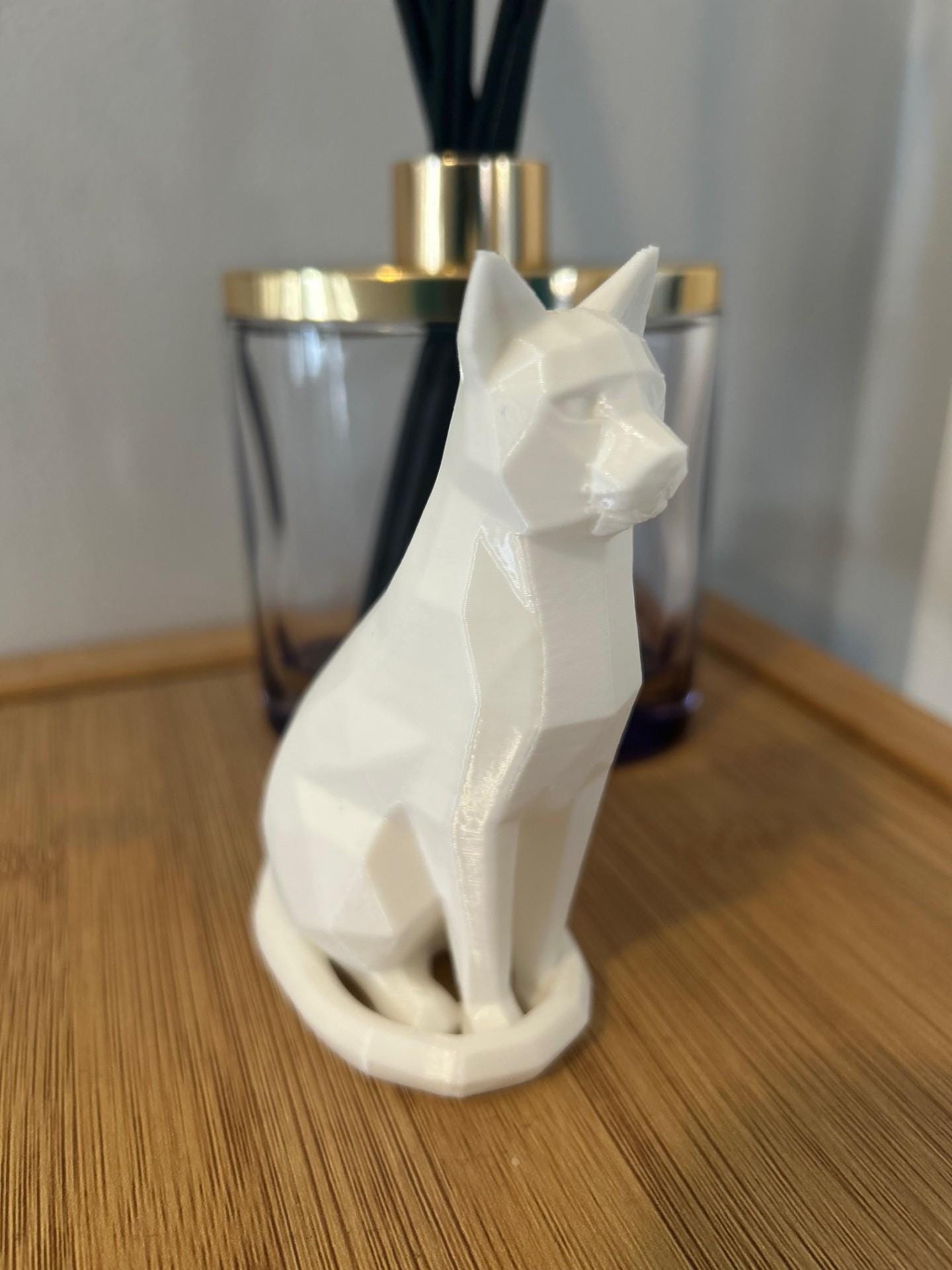 3D Printed Geometric Cat Figurine | Minimalist Low-Poly Sculpture, Modern Home Décor Ornament